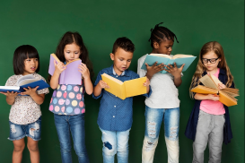 Image d'enfants devant des livres