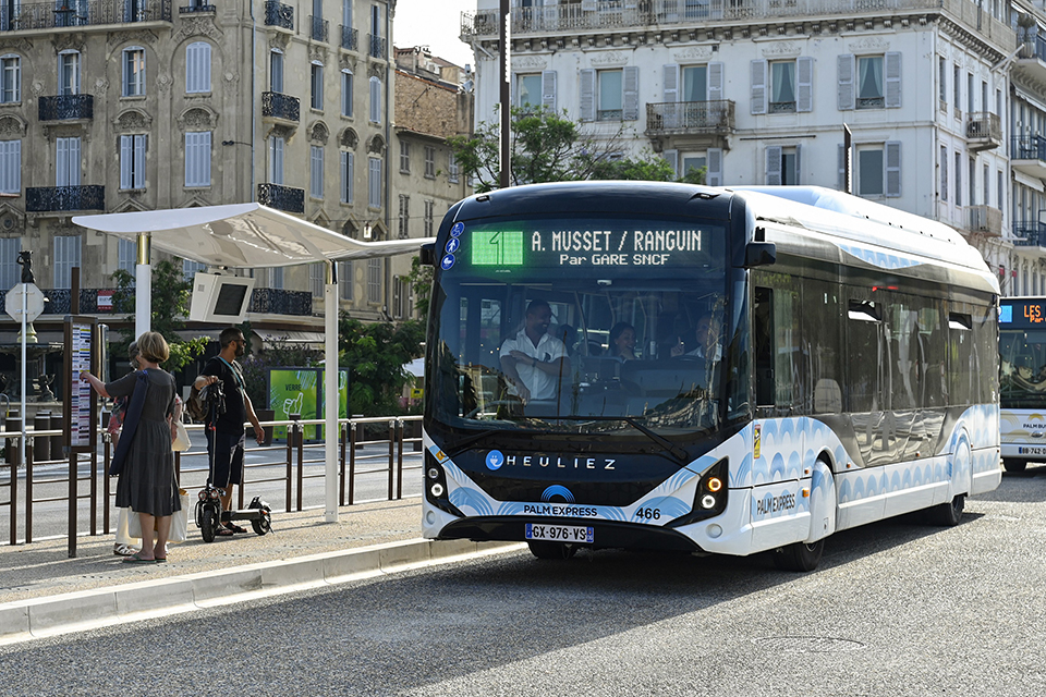 Bus qui attend les passagers à l'arrêt de bus