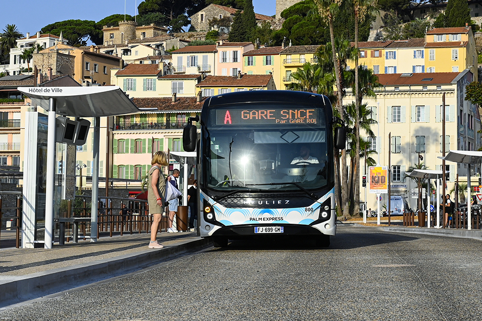 Bus en circulation qui s'arrête pour prendre un passager