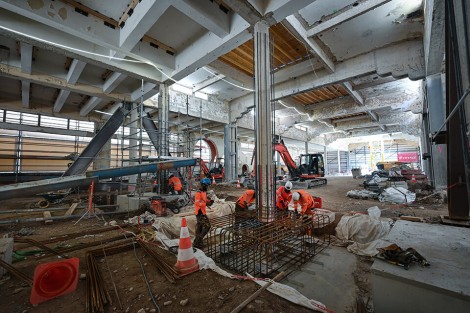 les travaux ont d&eacute;but&eacute; par la mise en place de 475 pieux, d&rsquo;une profondeur comprise entre 12 et 20 m&egrave;tres, afin de r&eacute;pondre aux exigences parasismiques