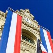 façade mairie avec drapeaux