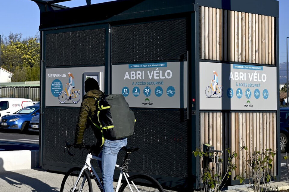 Abri V&eacute;lo sur le parking Cannes Bastide Rouge