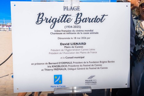 David Lisnard, maire de Cannes, en pr&eacute;sence d&rsquo;Iris Knobloch, pr&eacute;sidente du Festival de Cannes, Bernard d'Ormale, pr&eacute;sident de la Fondation Brigitte Bardot et Thierry Fr&eacute;maux, directeur g&eacute;n&eacute;ral du Festival de Cannes, inaugurent la Plage Brigitte Bardot &copy; Mairie de Cannes